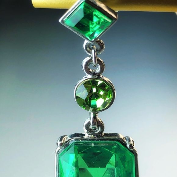 Vintage decorative green dangle earrings - Picture 2 of 4